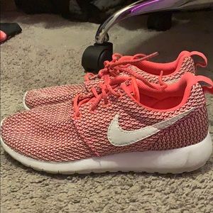 pink roshe nike